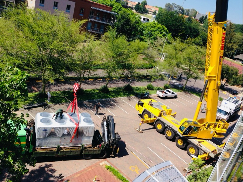 Medium-band mobile crane on an industrial job