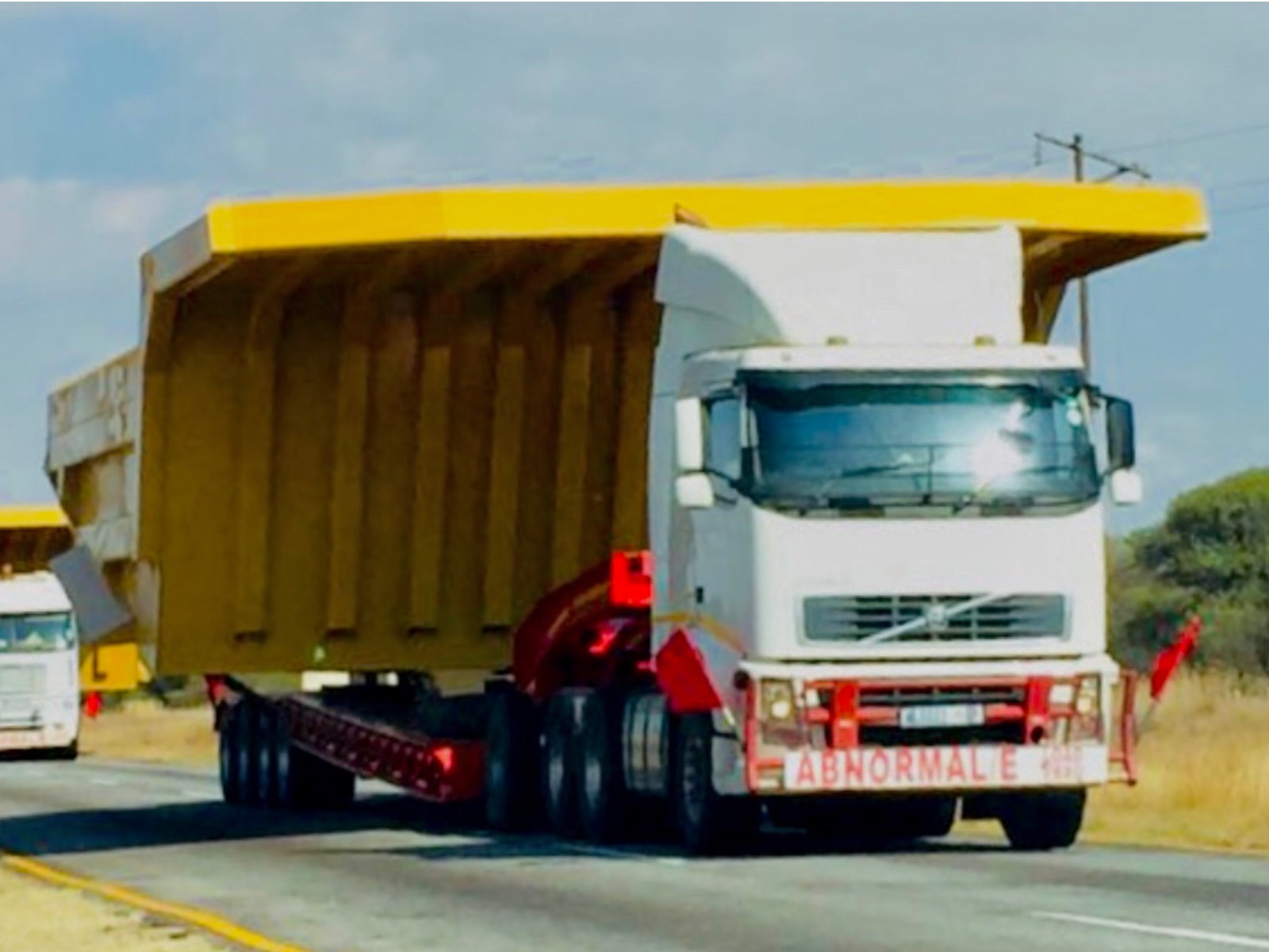 Mining haul-truck body on a multi-axle low-bed under abnormal-load permit