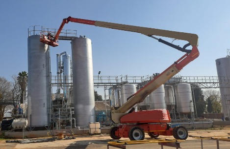 Articulated boom aerial platform working at a tank farm