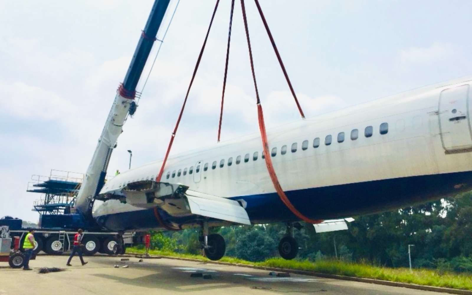 Crane lifting a 70-ton abnormal load — large-band work