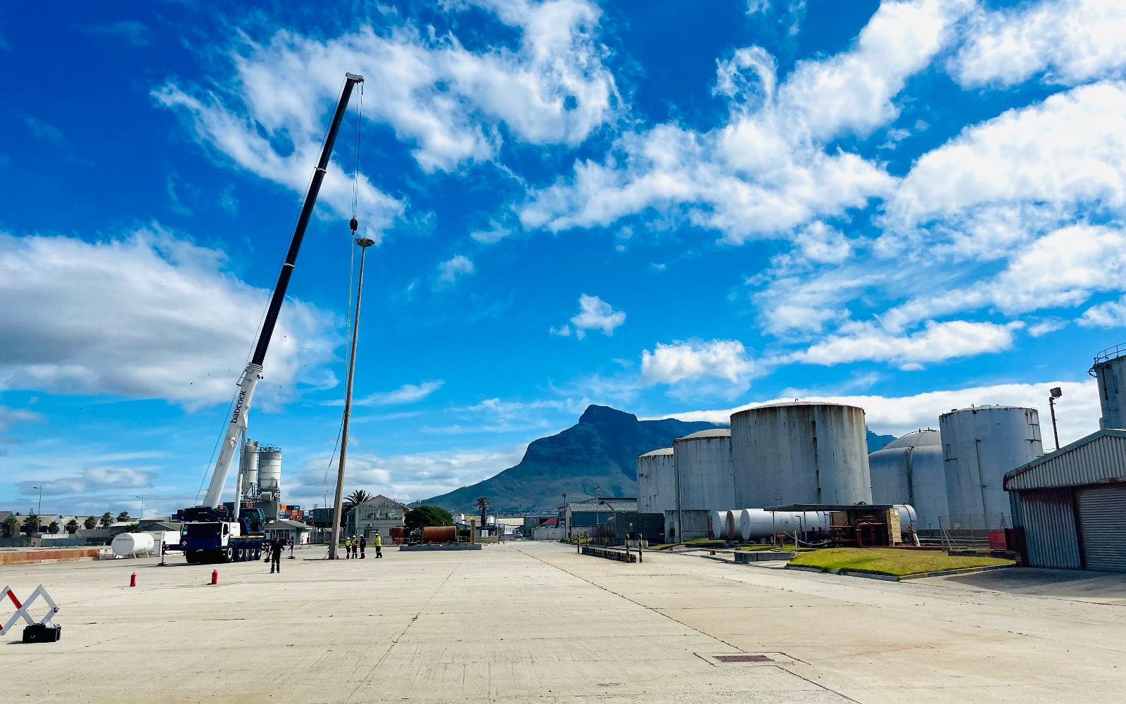 Mobile crane with mast fully extended on a CMK industrial job