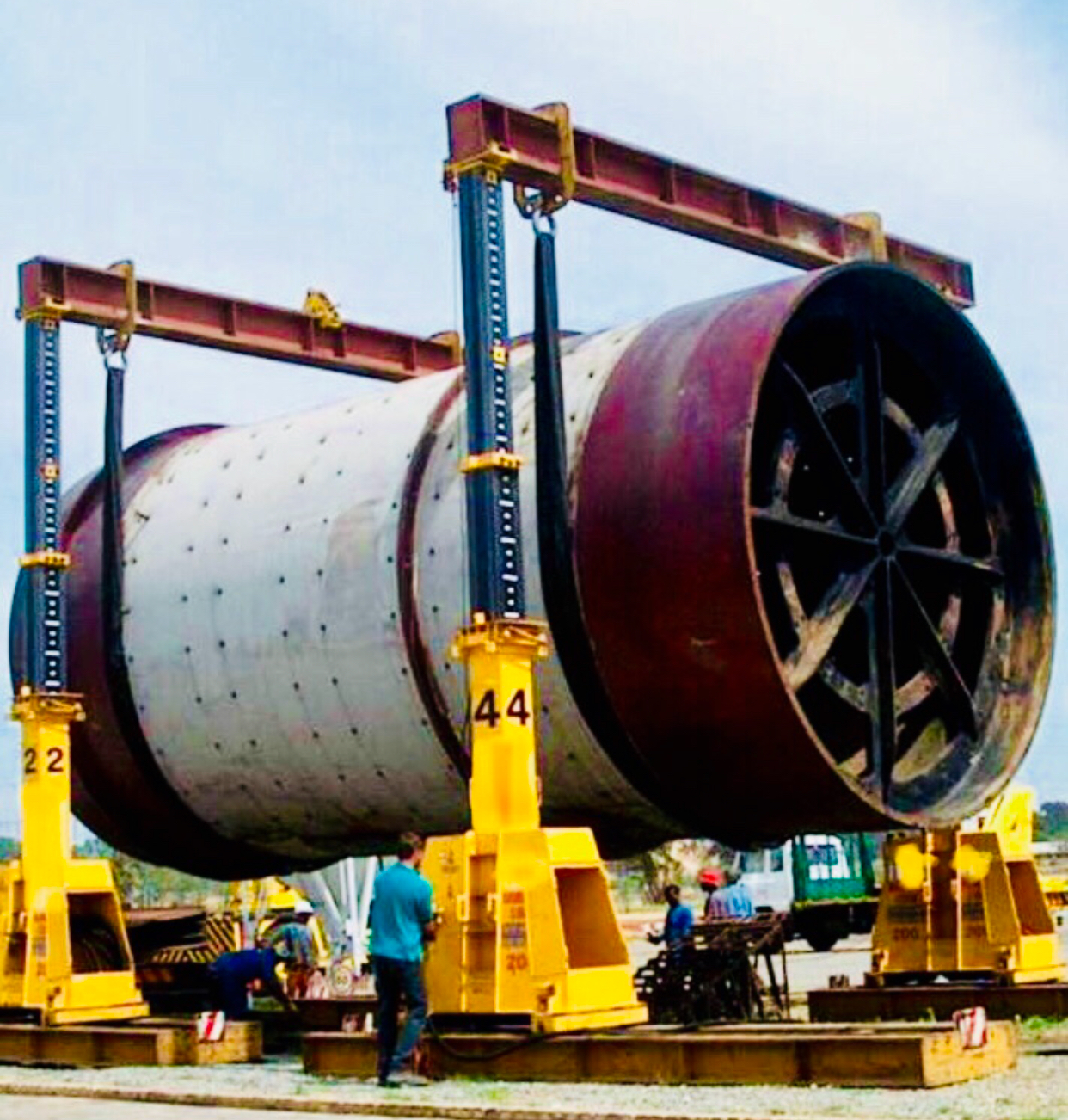400-ton tandem hydraulic gantry rigging a pressure vessel